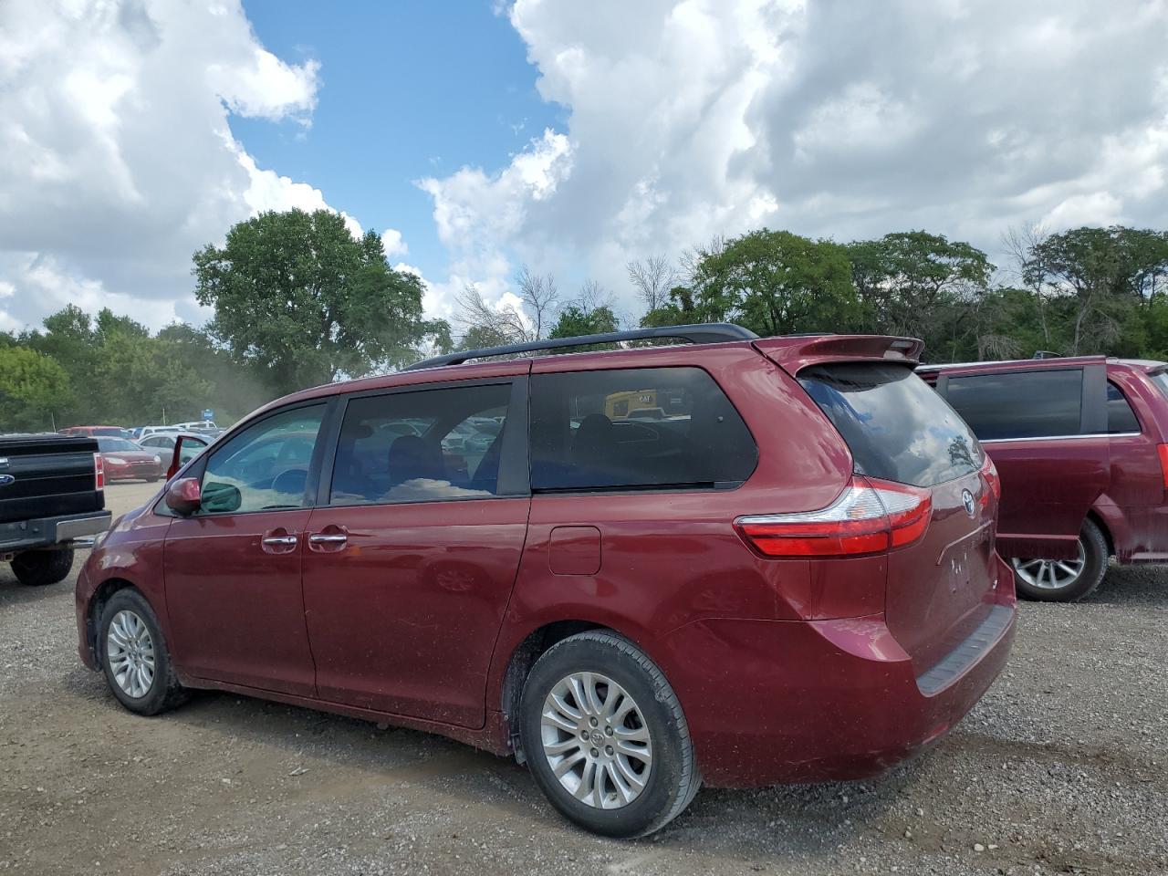 2015 Toyota Sienna Xle - Image 2