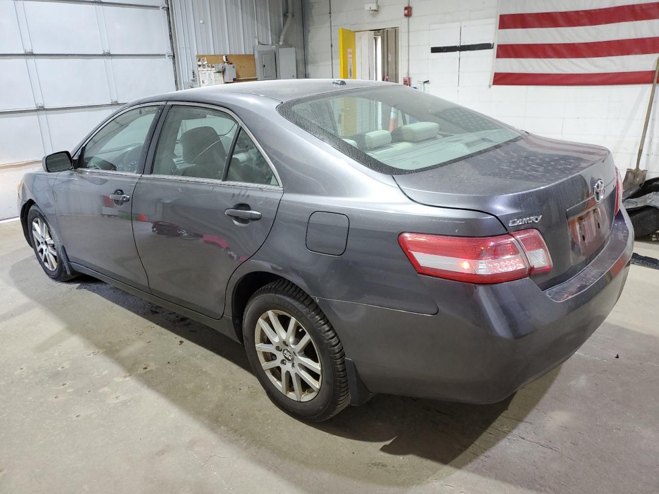 2010 Toyota Camry Base - Фото 2