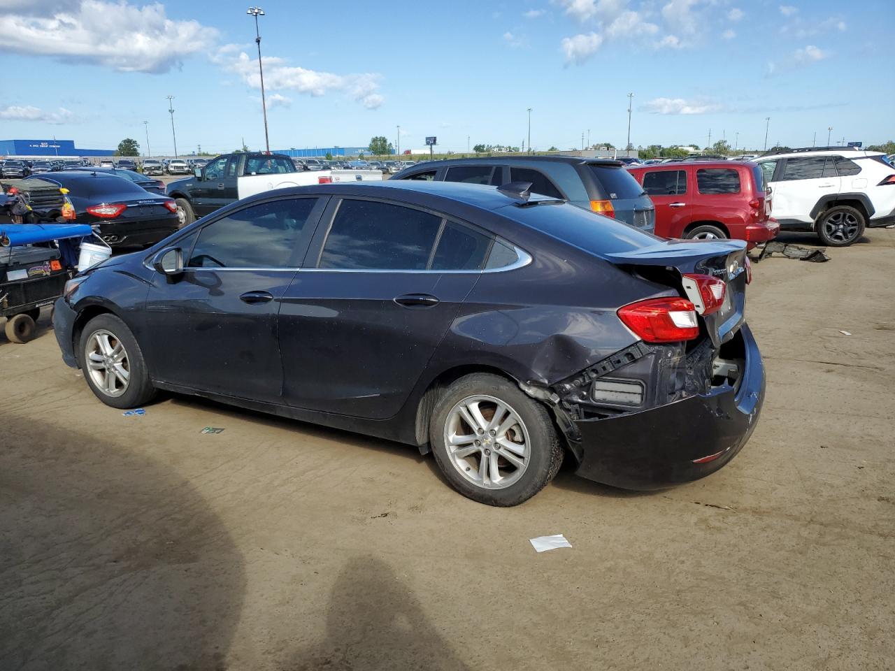 2017 Chevrolet Cruze Lt - Image 2
