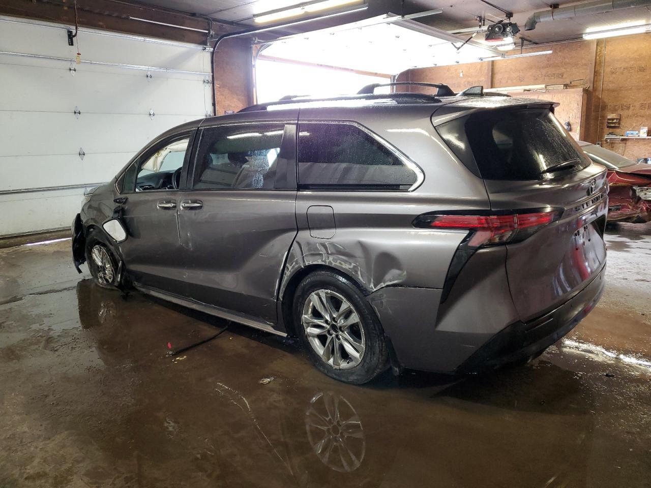 2022 Toyota Sienna Xle - Image 2