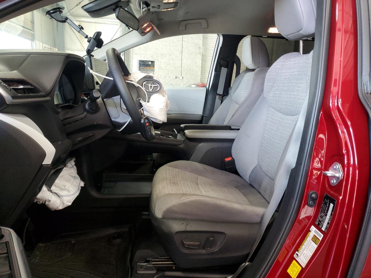 2025 Toyota Sienna Le - Фото 7