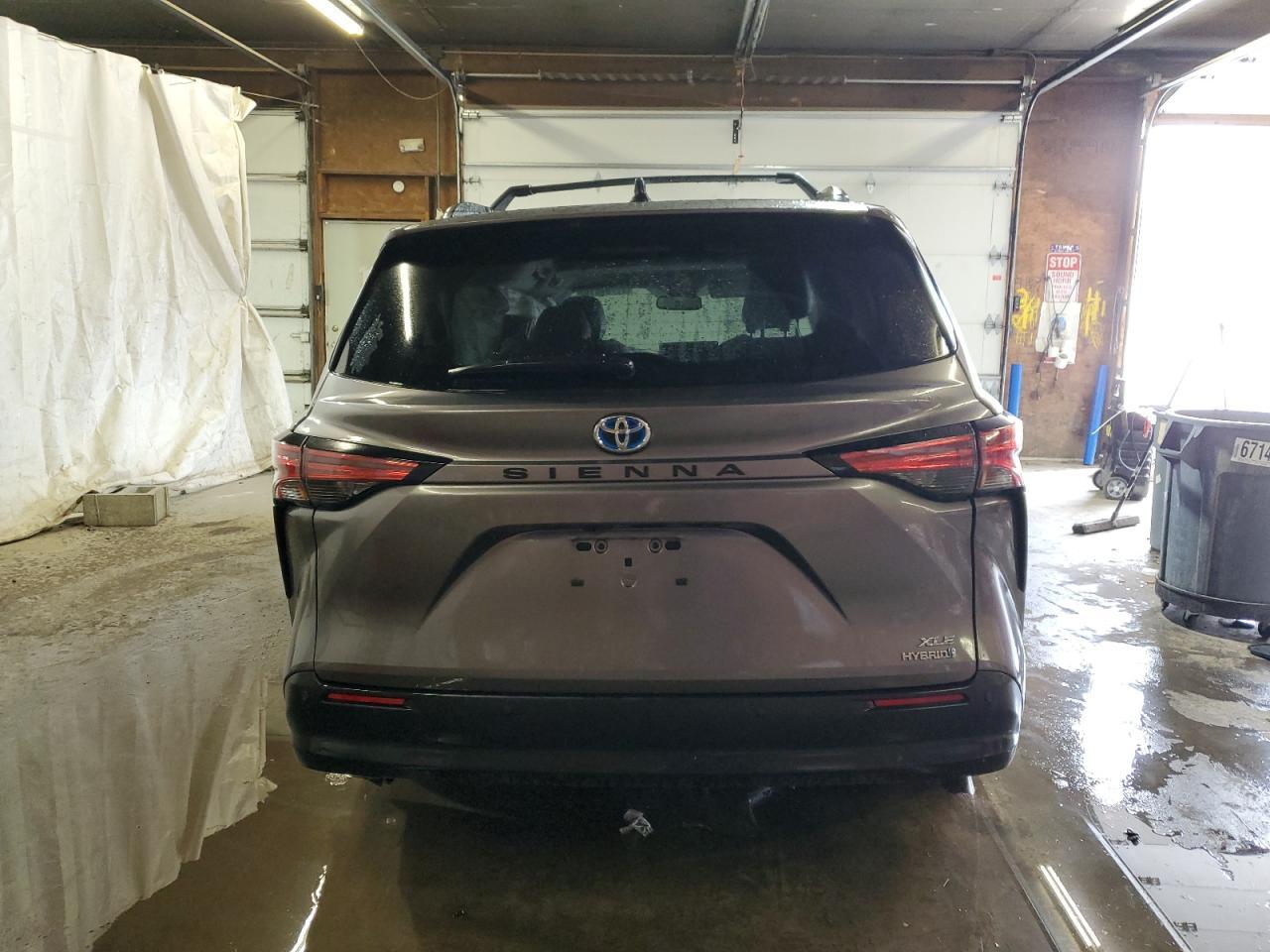 2022 Toyota Sienna Xle - Image 6
