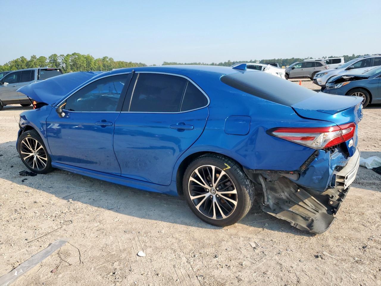 2019 Toyota Camry L - Фото 2