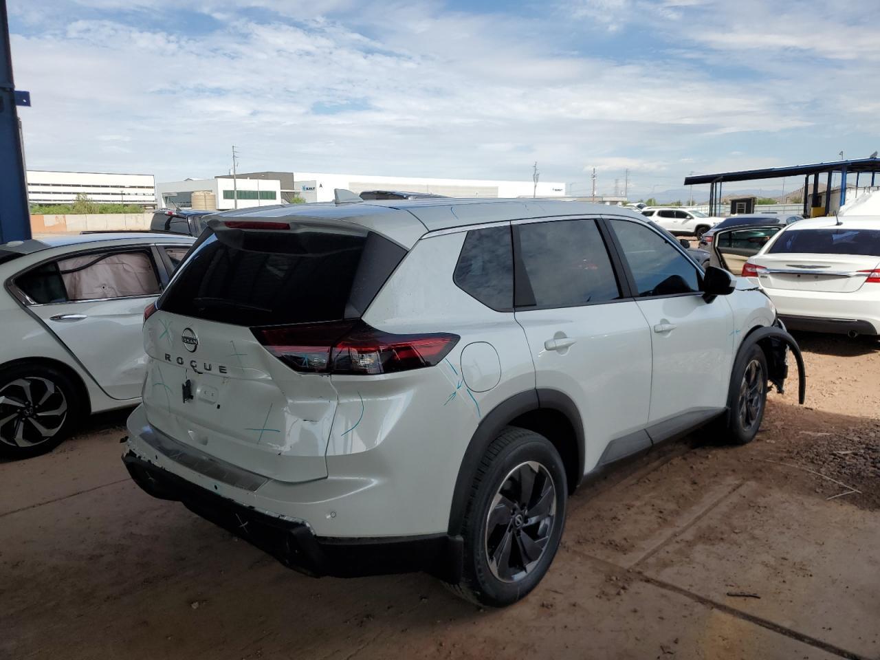 2025 Nissan Rouge - Image 3