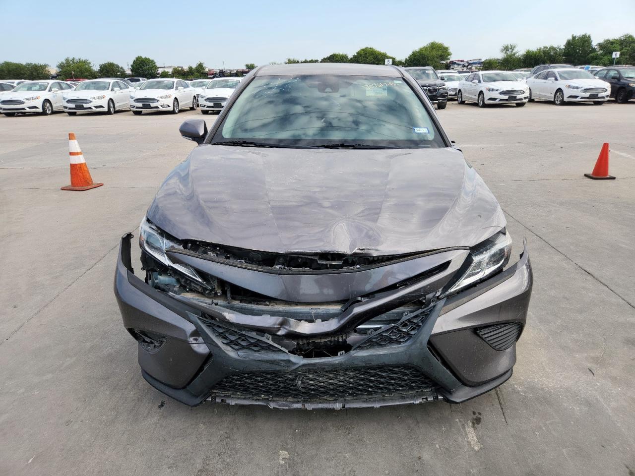 2020 Toyota Camry Se - Фото 5