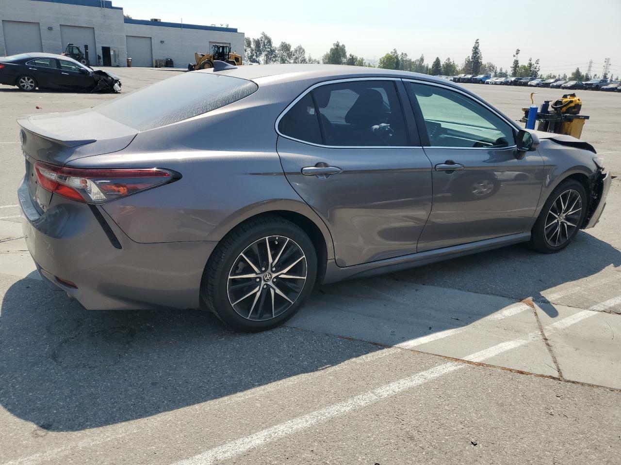 2021 Toyota Camry Se - Фото 3