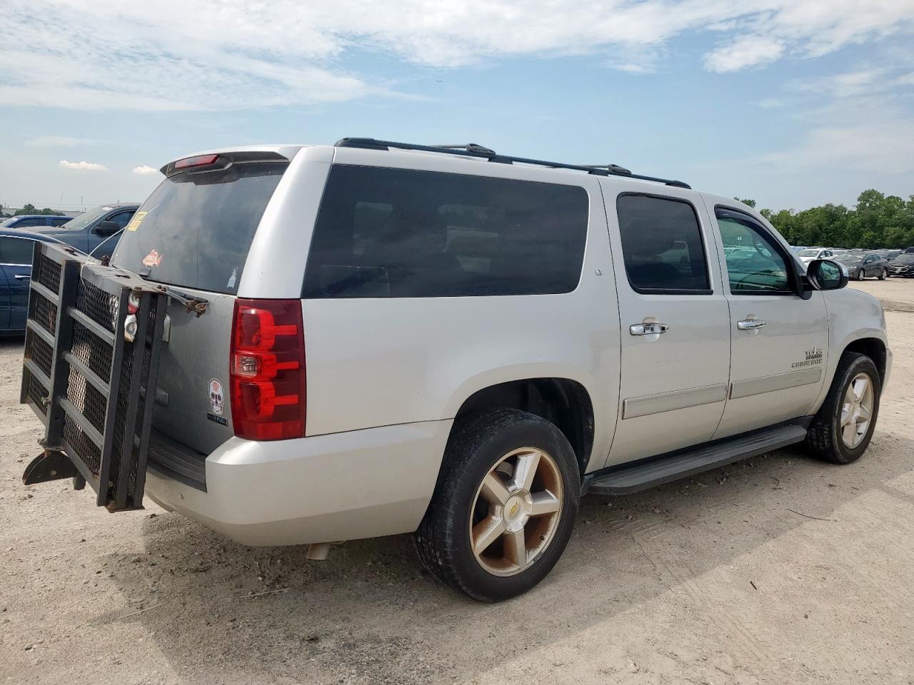 2011 Chevrolet Suburban C1500 Lt - Фото 3