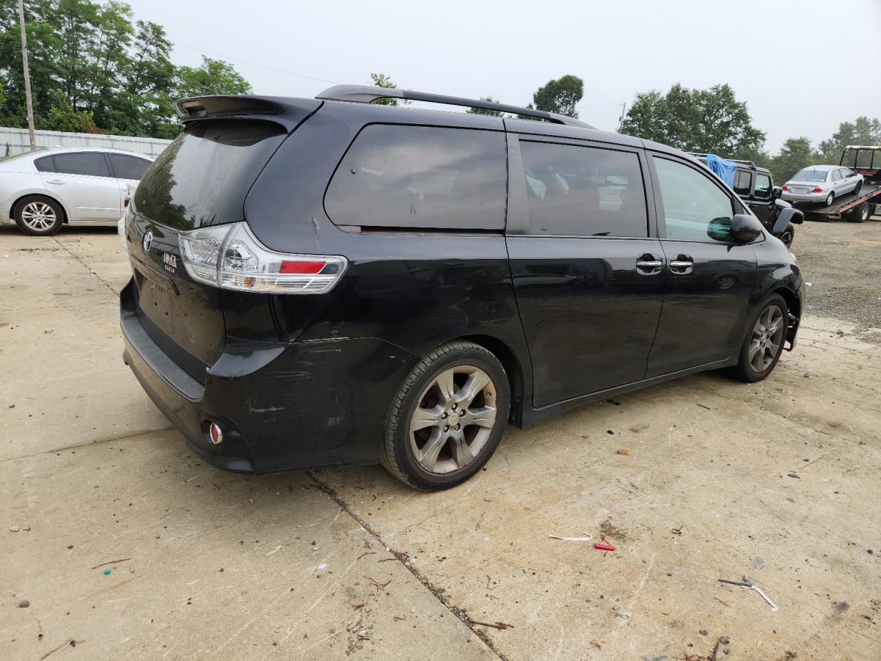 2015 Toyota Sienna Sport - Image 3