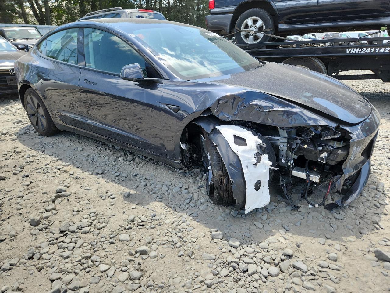 2025 Tesla Model 3 - Фото 4