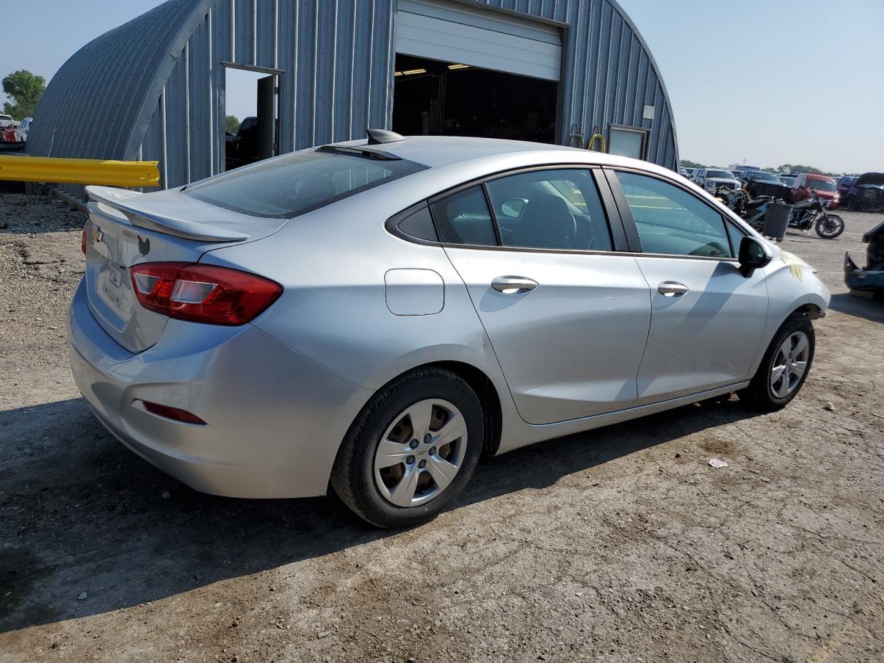2017 Chevrolet Cruze Ls - Фото 3