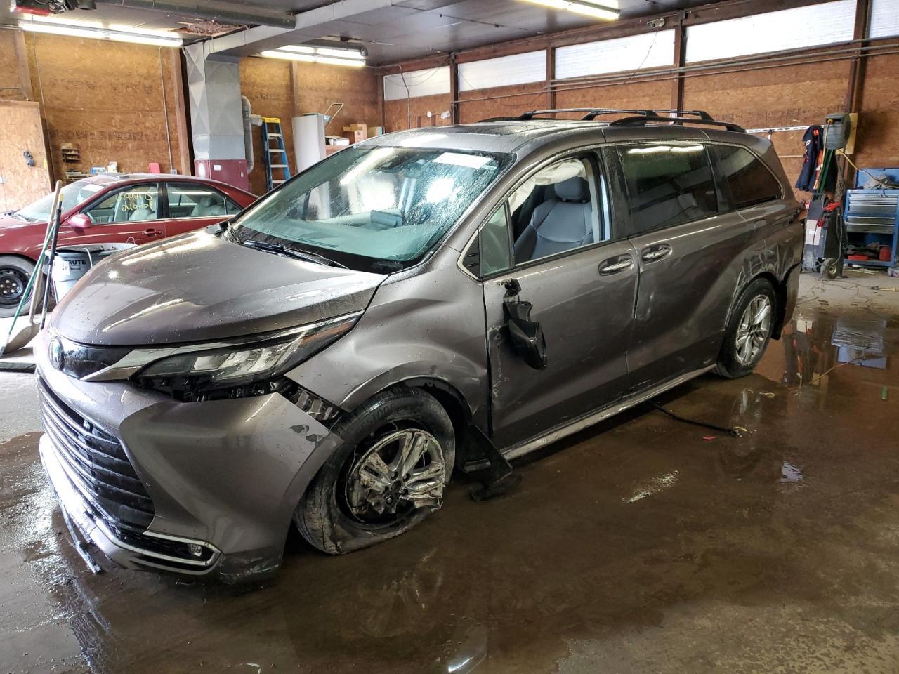 2022 Toyota Sienna Xle