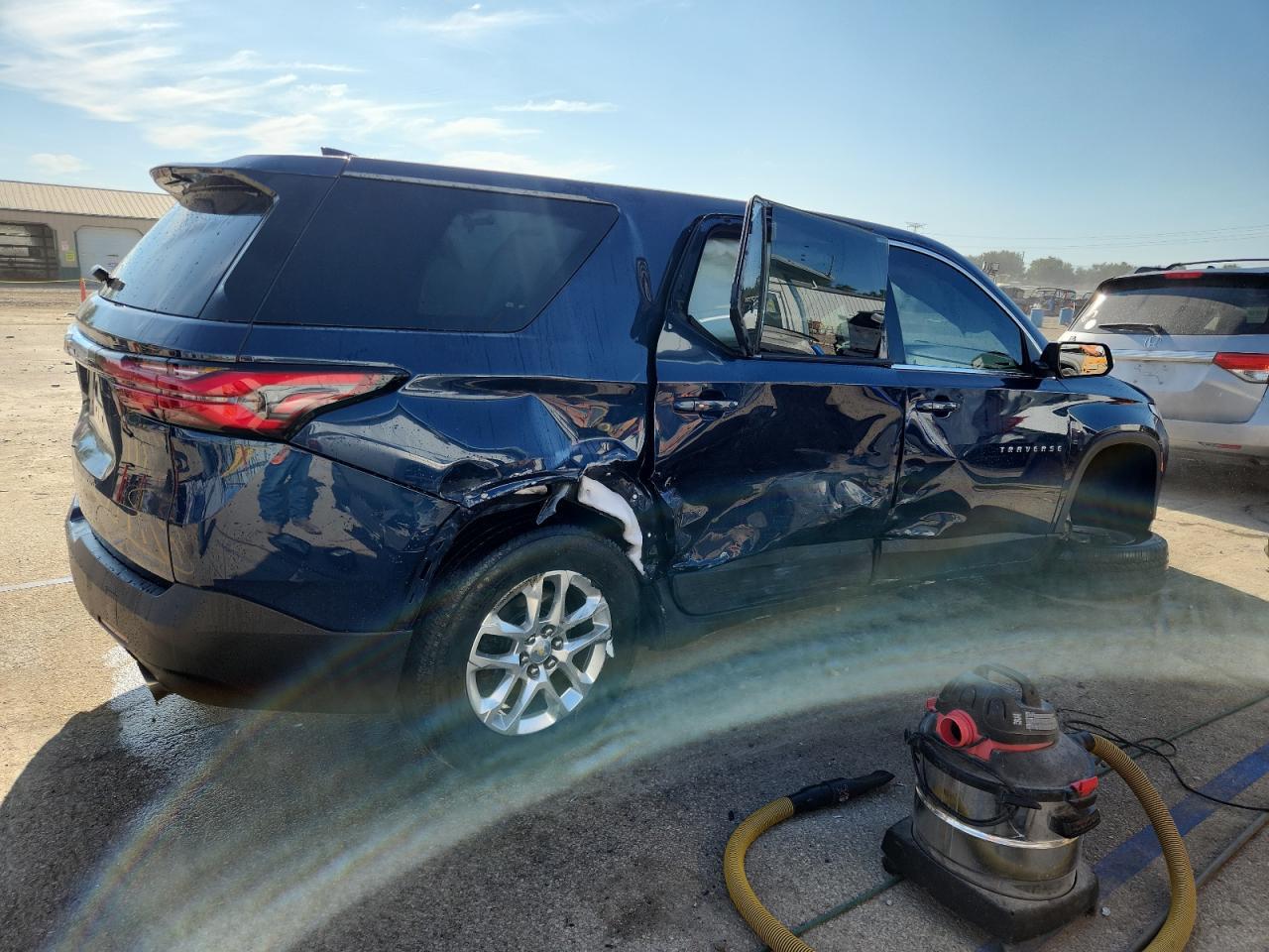 2023 Chevrolet Traverse Ls - Фото 3