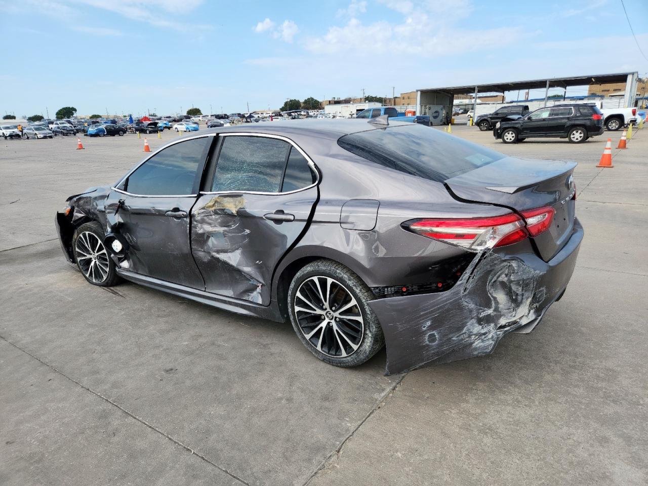 2020 Toyota Camry Se - Фото 2