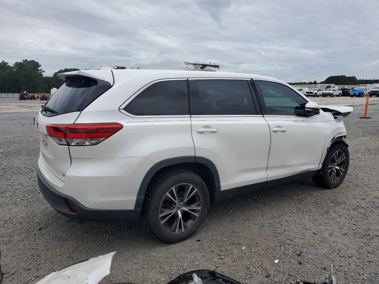 2019 Toyota Highlander Le - Фото 3
