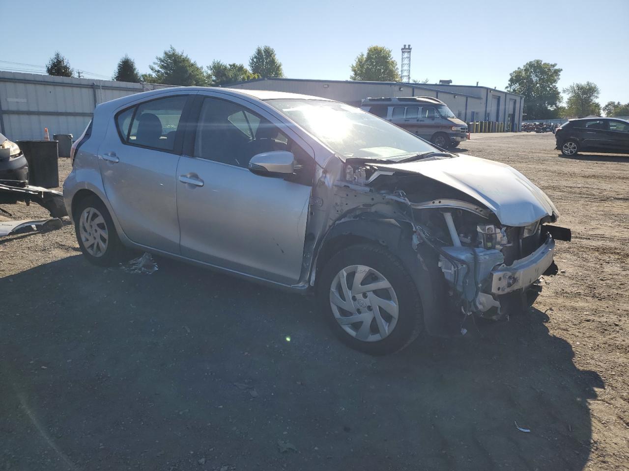 2015 Toyota Prius C - Image 4