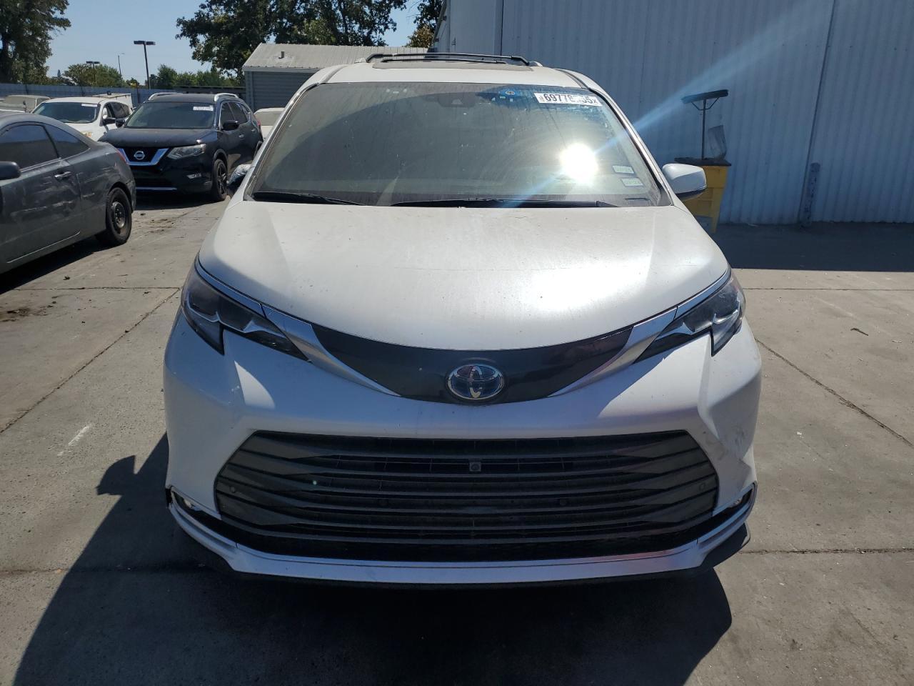 2022 Toyota Sienna Limited - Image 5