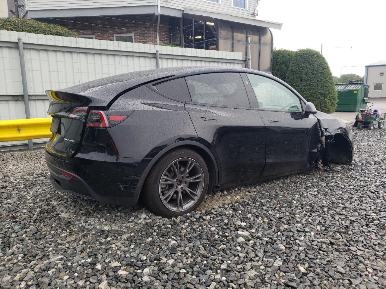2025 Tesla Model Y - Фото 3