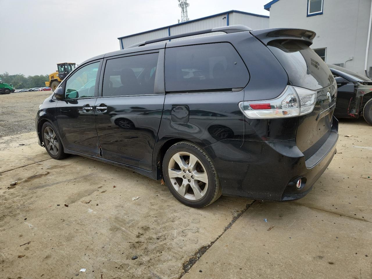 2015 Toyota Sienna Sport - Image 2