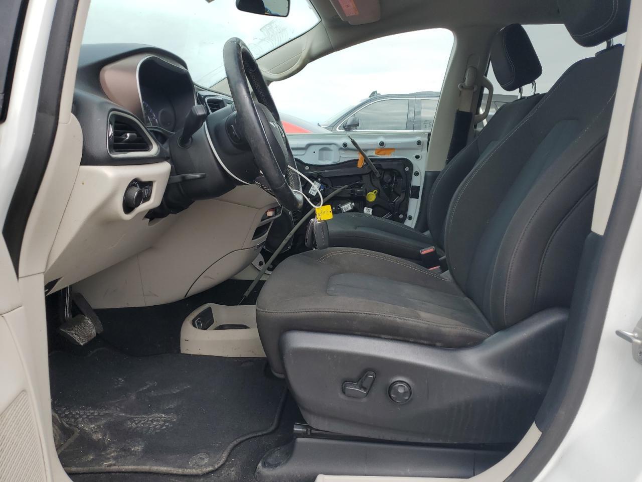 2020 Chrysler Voyager Lx - Фото 7