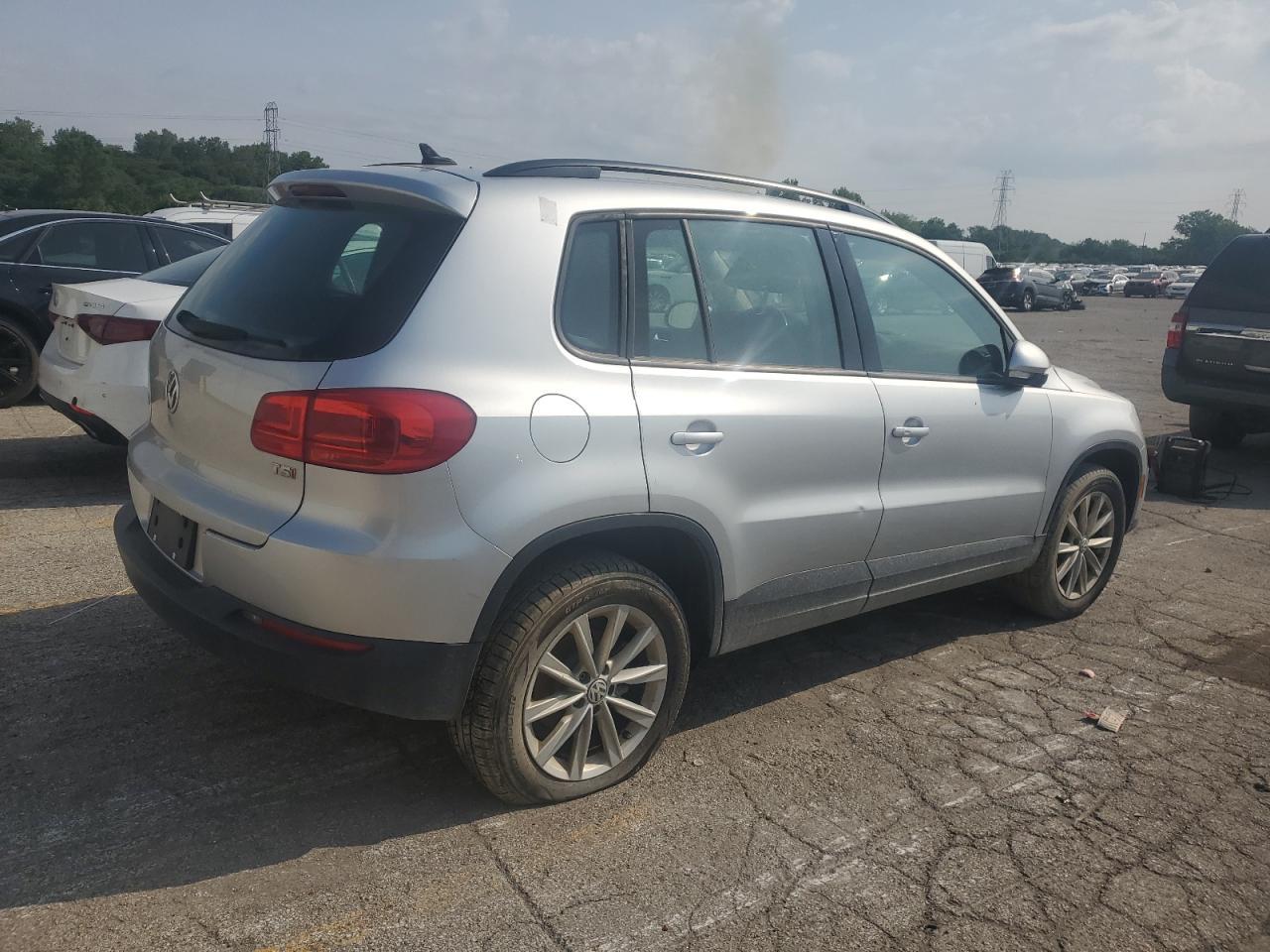 2017 Volkswagen Tiguan S - Фото 3