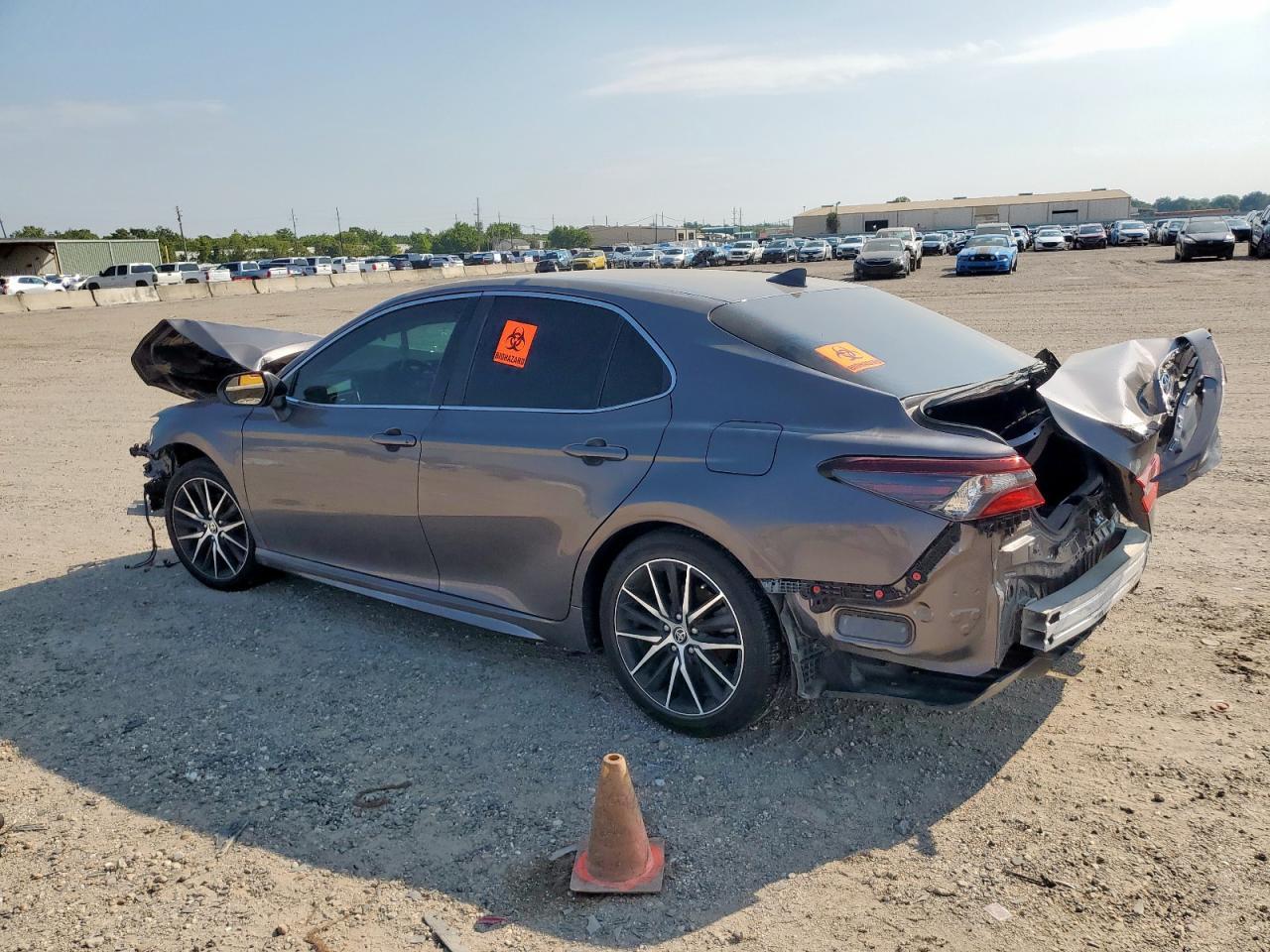 2021 Toyota Camry Se - Фото 2