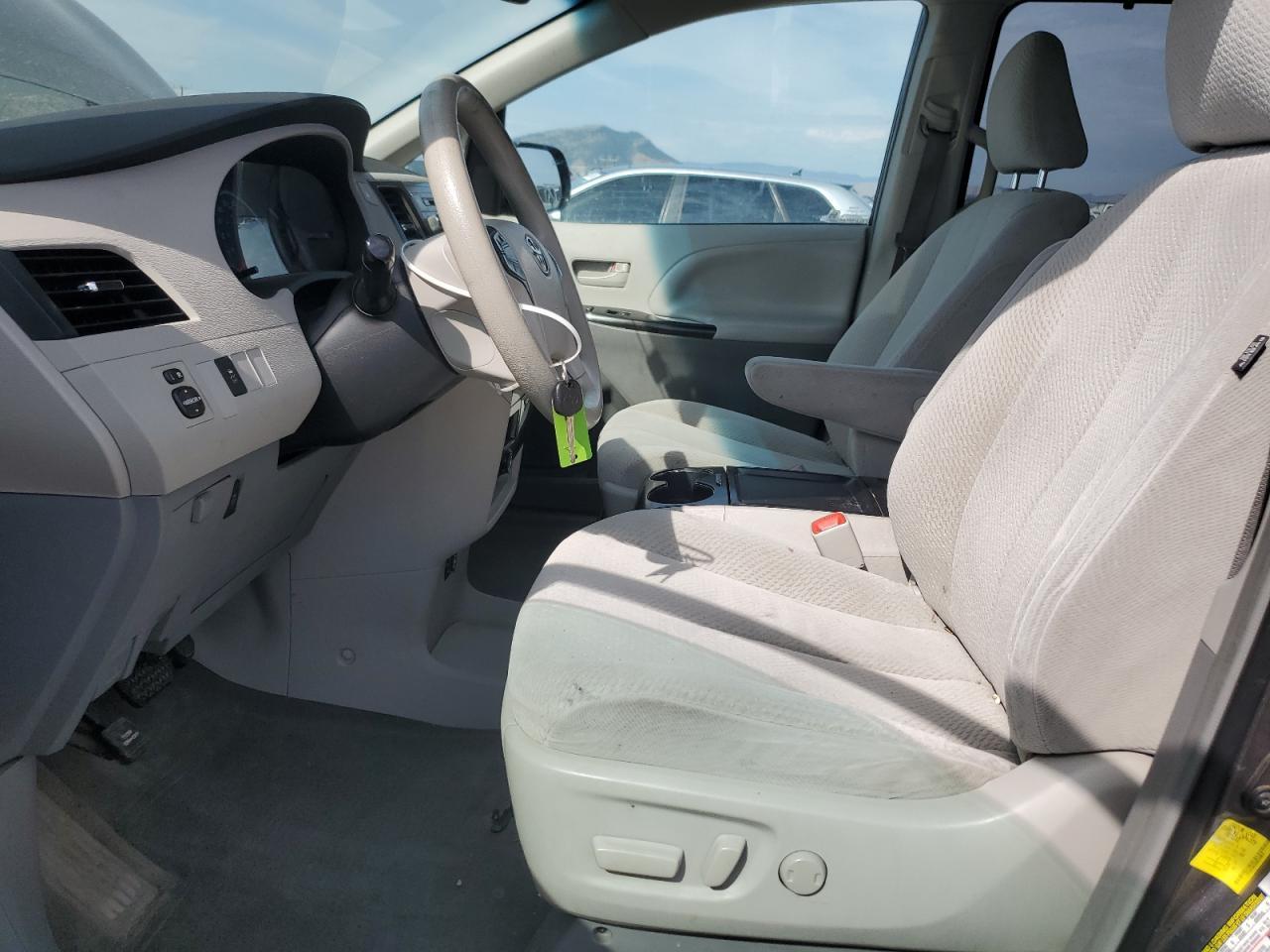 2011 Toyota Sienna Le - Фото 7