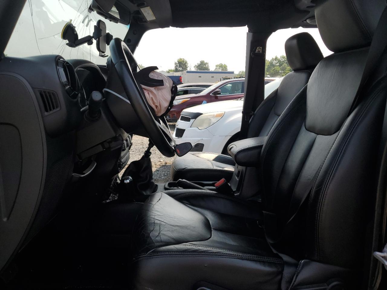 2014 Jeep Wrangler Unlimited Sahara - Image 7