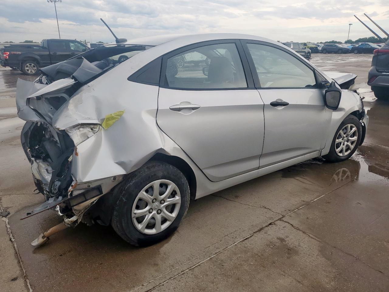 2013 Hyundai Accent Gls - Фото 3