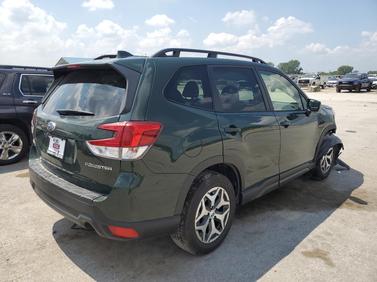 2022 Subaru Forester Premium - Image 3