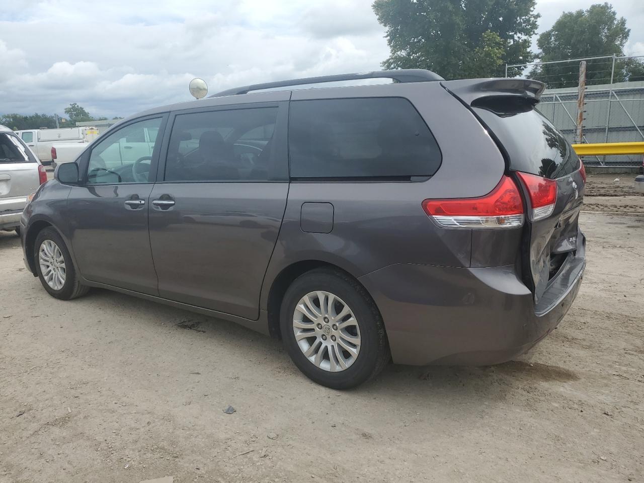 2013 Toyota Sienna Xle - Фото 2