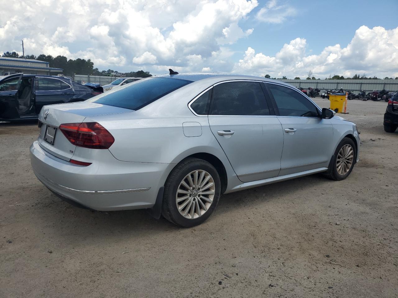 2017 Volkswagen Passat Se - Фото 3