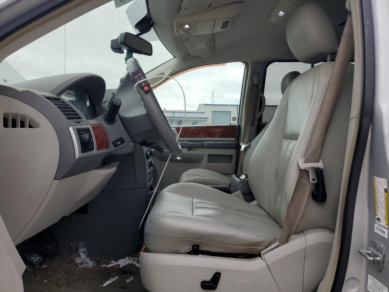 2009 Chrysler Town & Country Touring - Image 7