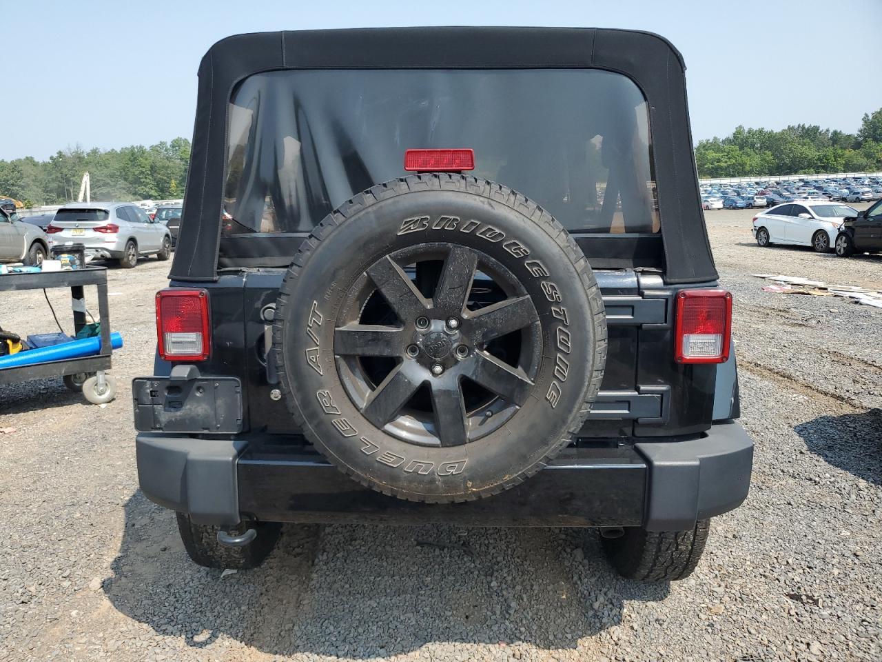 2014 Jeep Wrangler Unlimited Sahara - Image 6