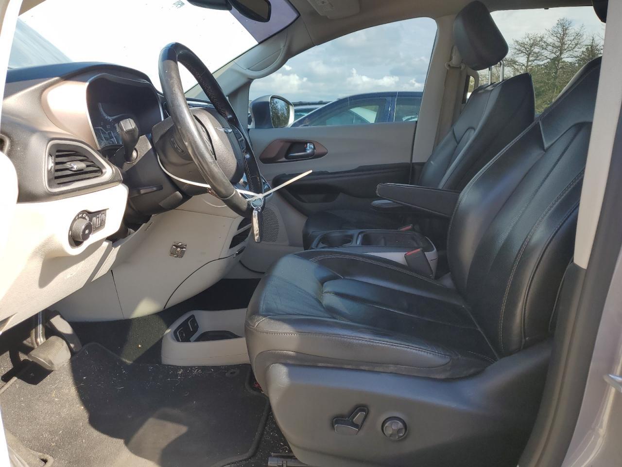 2019 Chrysler Pacifica Touring L - Image 7