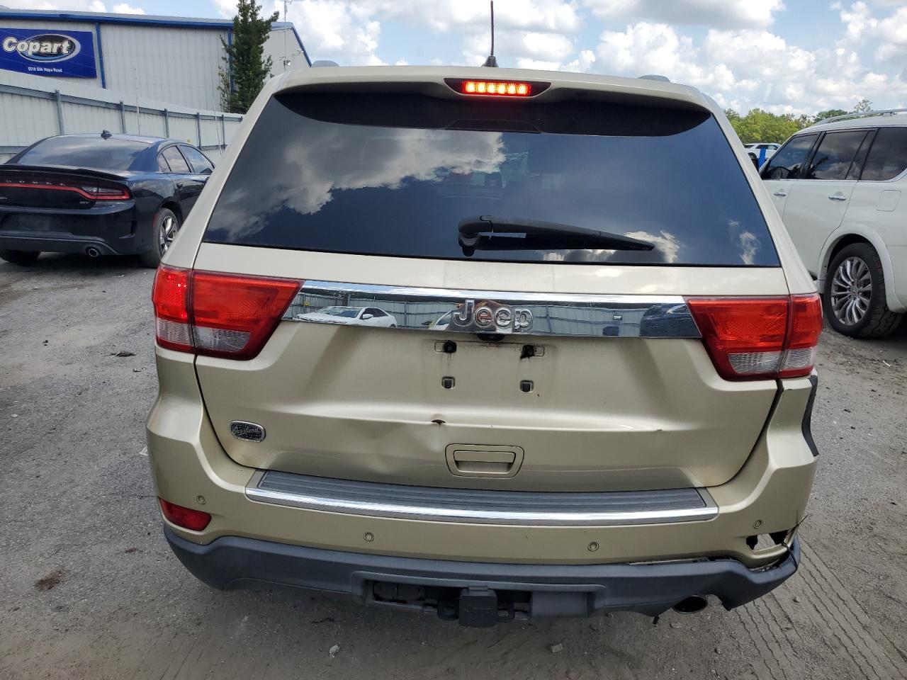 2011 Jeep Grand Cherokee Overland - Image 6