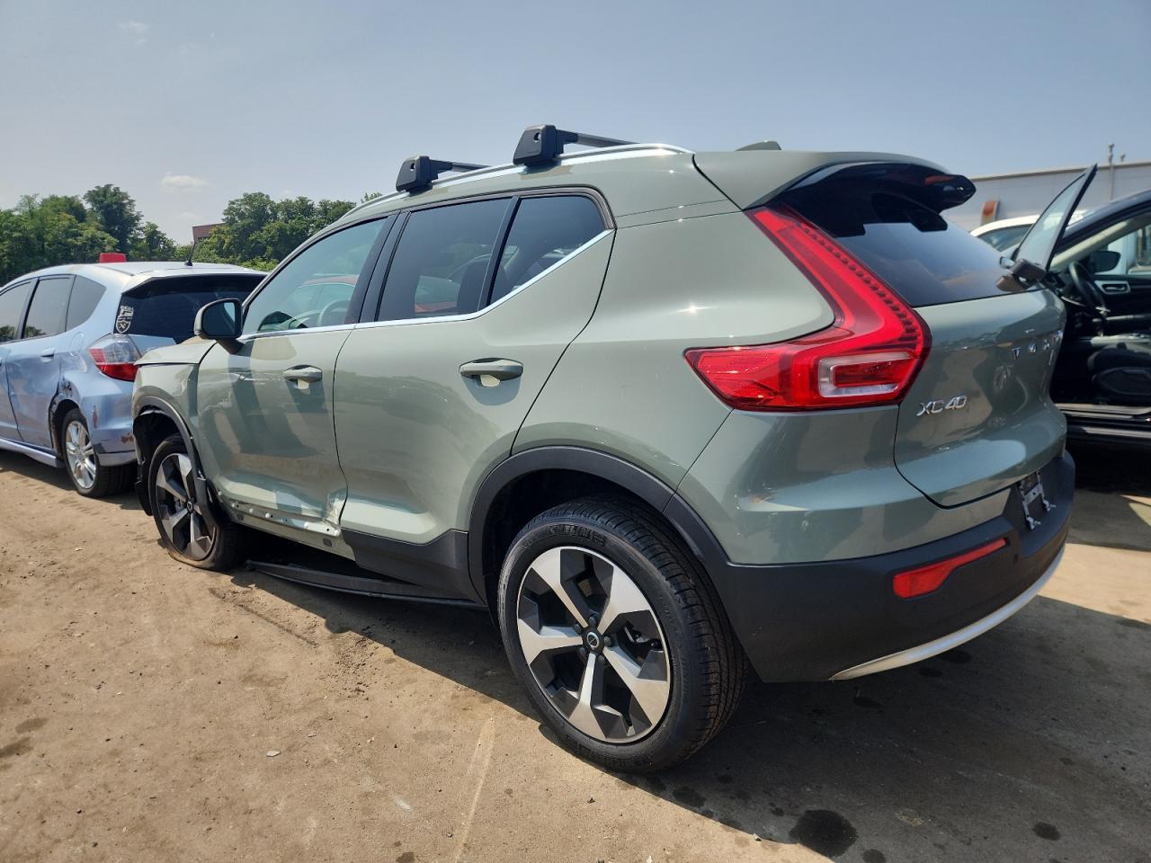 2025 Volvo Xc40 Core - Фото 2