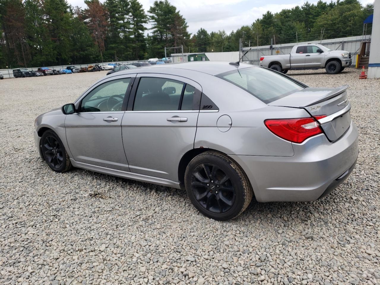 2014 Chrysler 200 Touring - Image 2