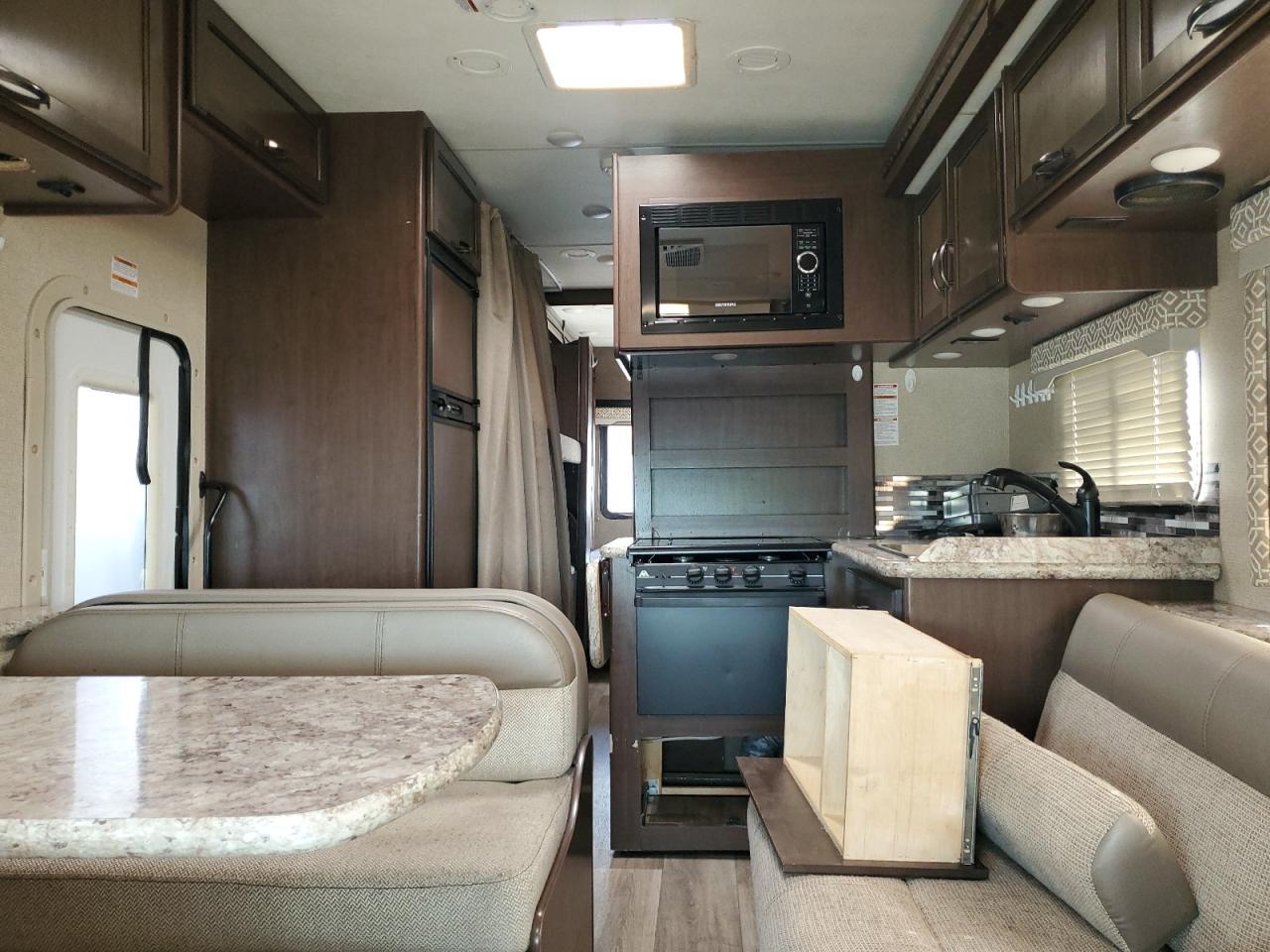 2017 Ford Econoline E450 Super Duty Cutaway Van - Фото 6