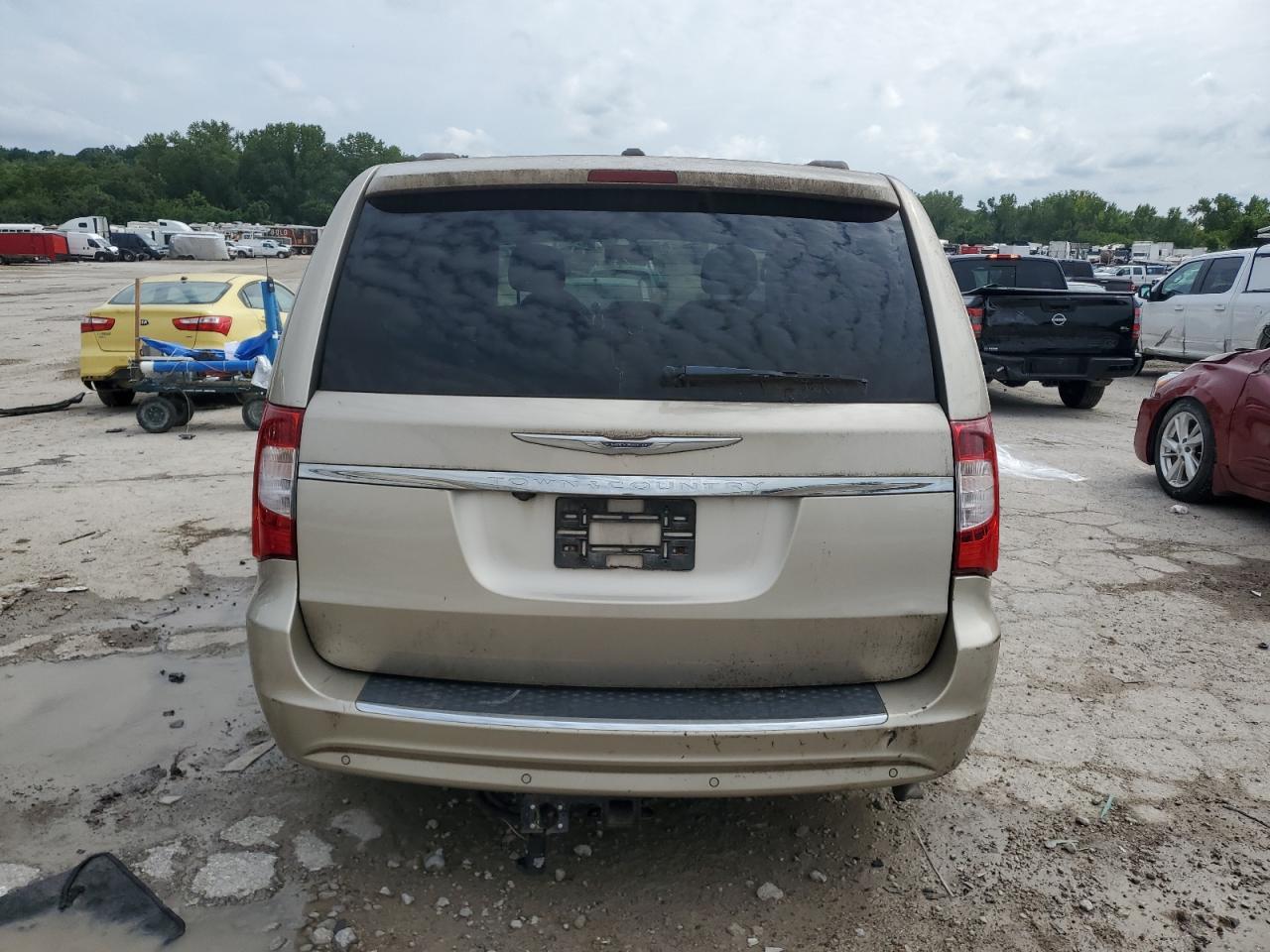 2013 Chrysler Town & Country Touring L - Фото 6