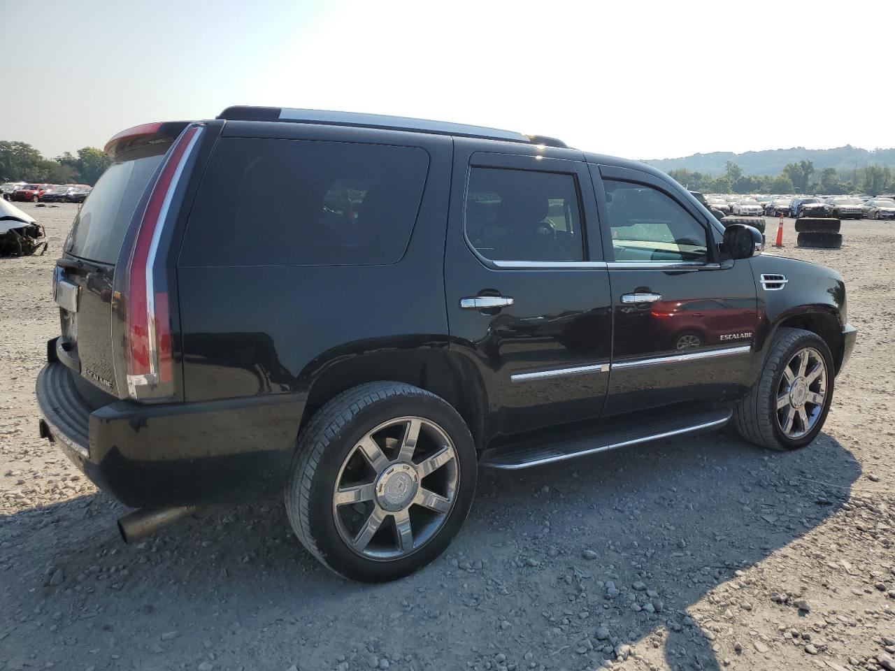 2012 Cadillac Escalade Luxury - Image 3