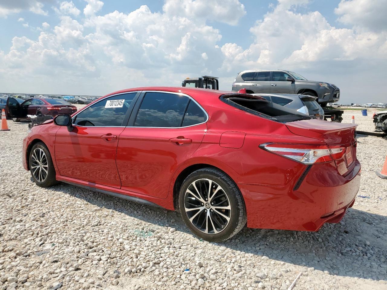 2020 Toyota Camry Se - Фото 2