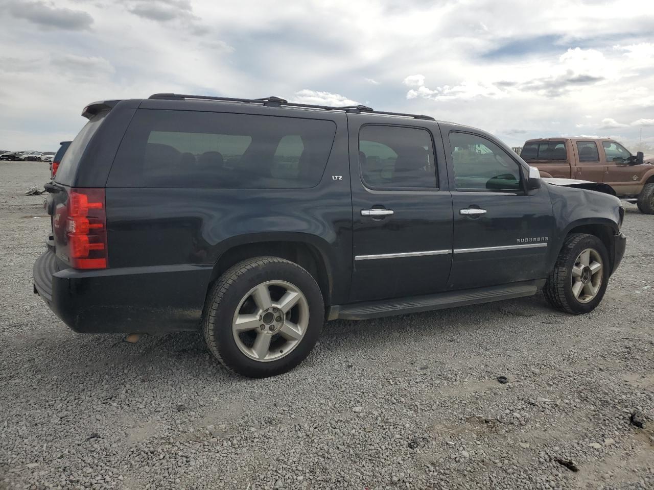 2011 Chevrolet Suburban K1500 Ltz - Image 3