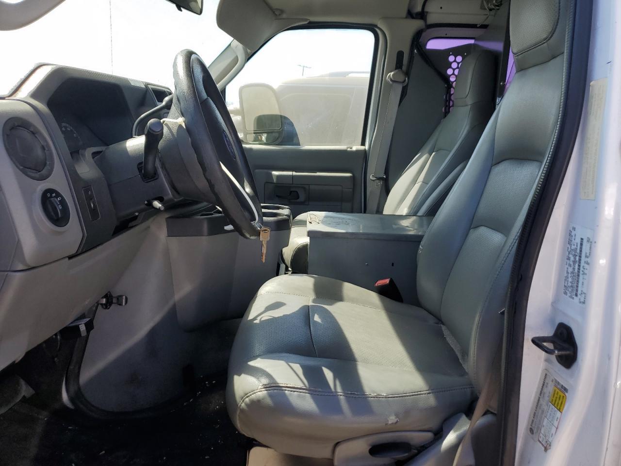 2012 Ford Econoline E250 Van - Фото 7