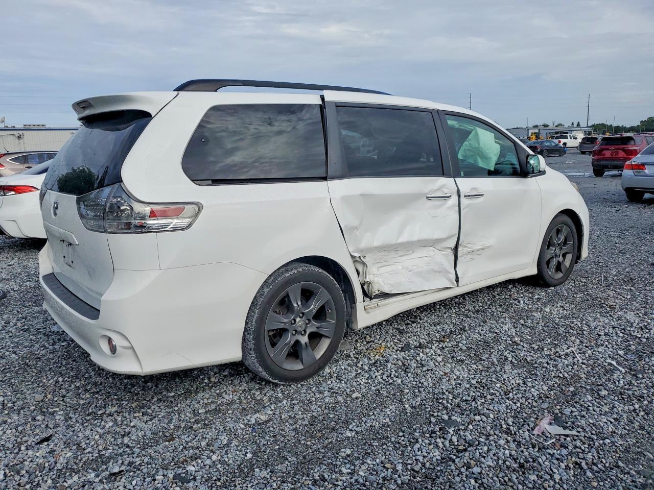 2015 Toyota Sienna Sport - Фото 3