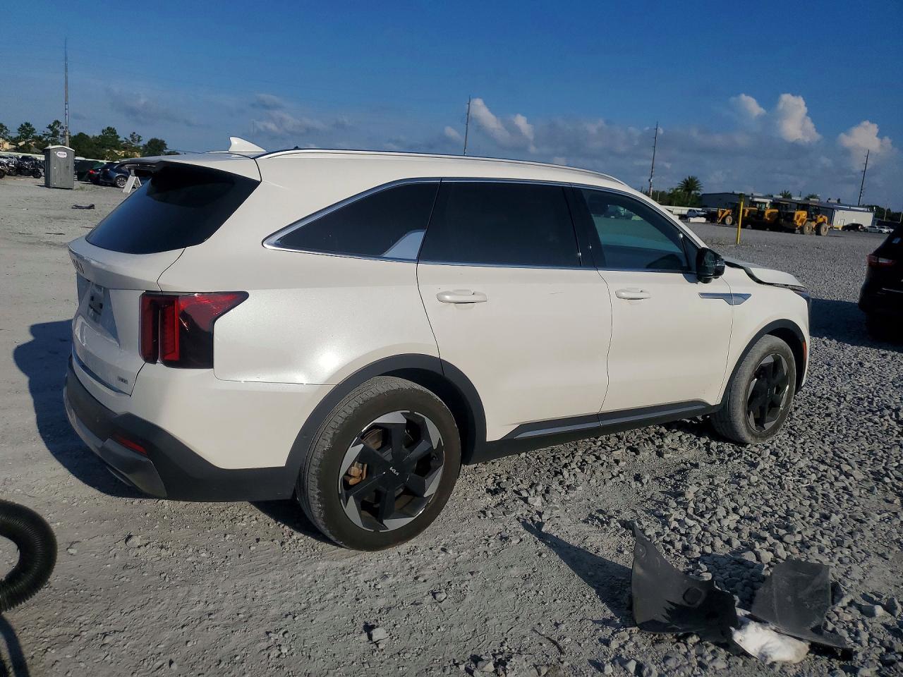 2025 Kia Sorento Sxp - Image 3