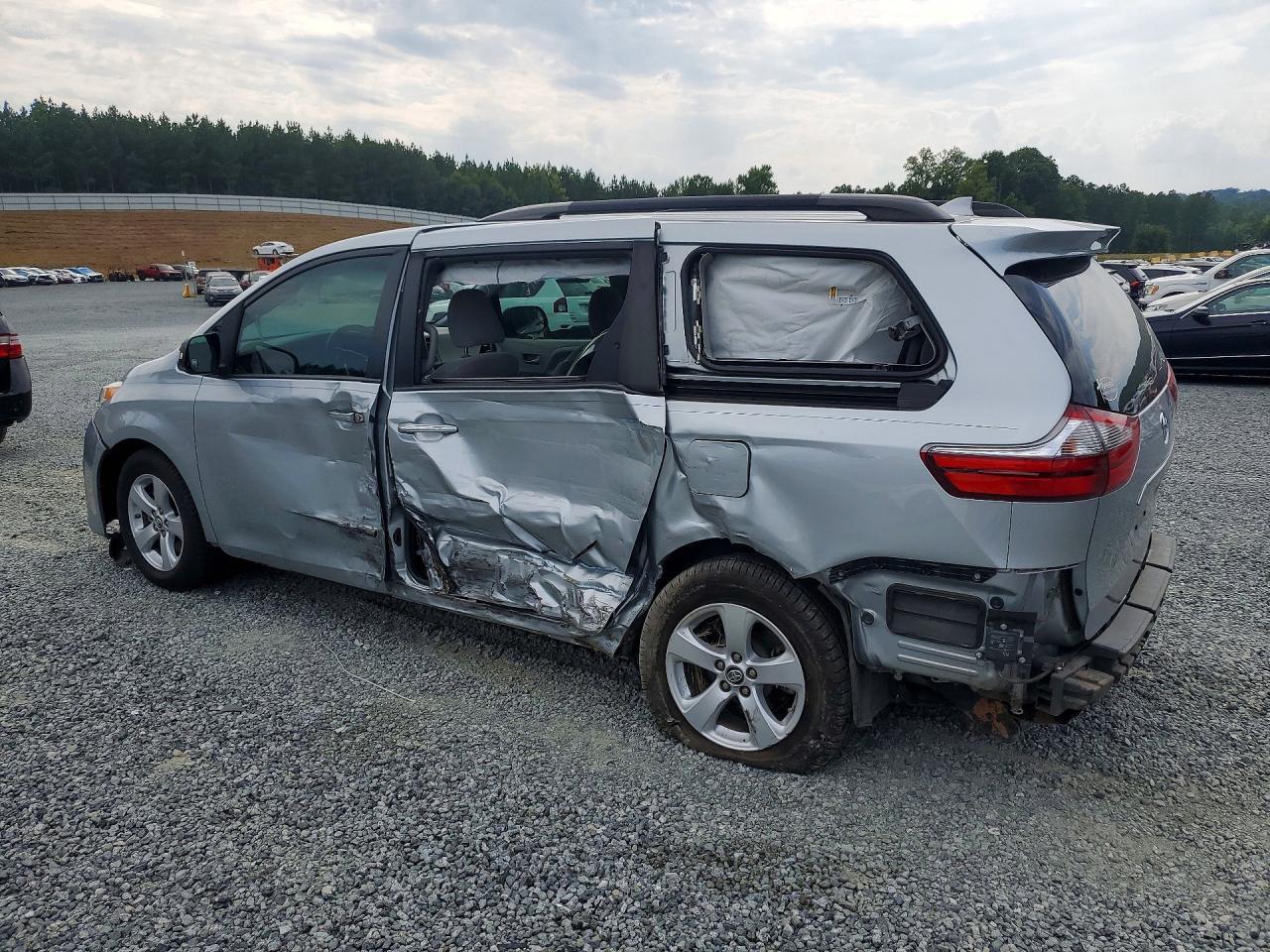 2020 Toyota Sienna Le - Image 2
