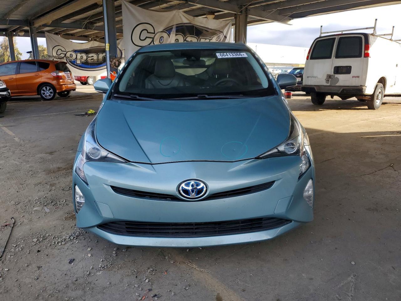 2016 Toyota Prius Three Touring - Image 5