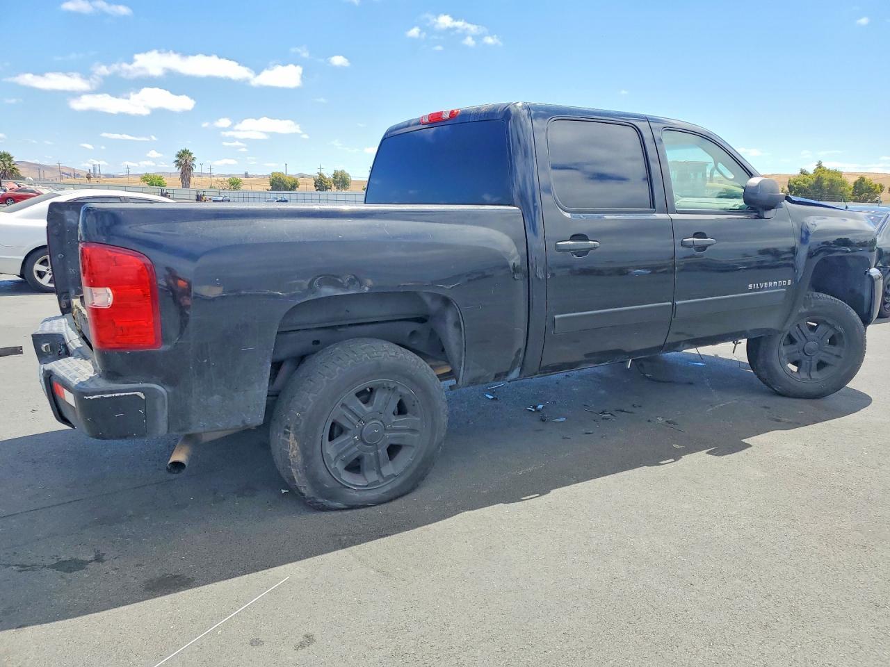 2007 Chevrolet Silverado C1500 Crew Cab - Image 3
