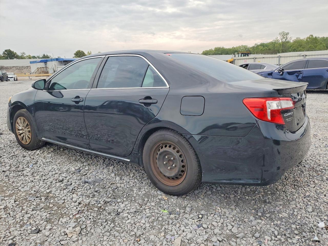 2013 Toyota Camry Le - Фото 2