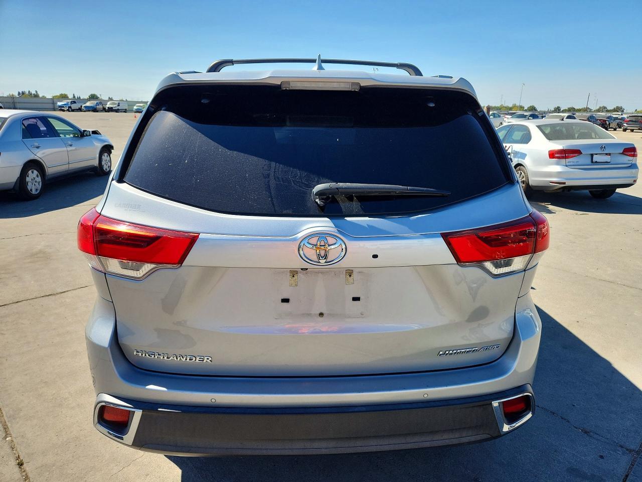 2018 Toyota Highlander Limited Platinum - Image 6